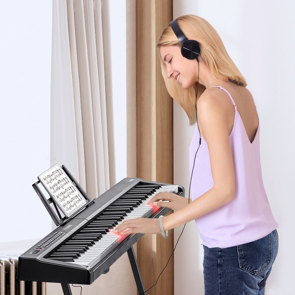 VEVOR Digitales Klavier mit 88 Tasten, halbgewichtete Tasten, tragbares elektrisches Keyboard-Piano-Set in voller Größe mit 1000 Tönen, integrierten Lautsprechern, Sustain-Pedal, Kopfhörern, Bluetooth, MIDI, USB für Anfänger