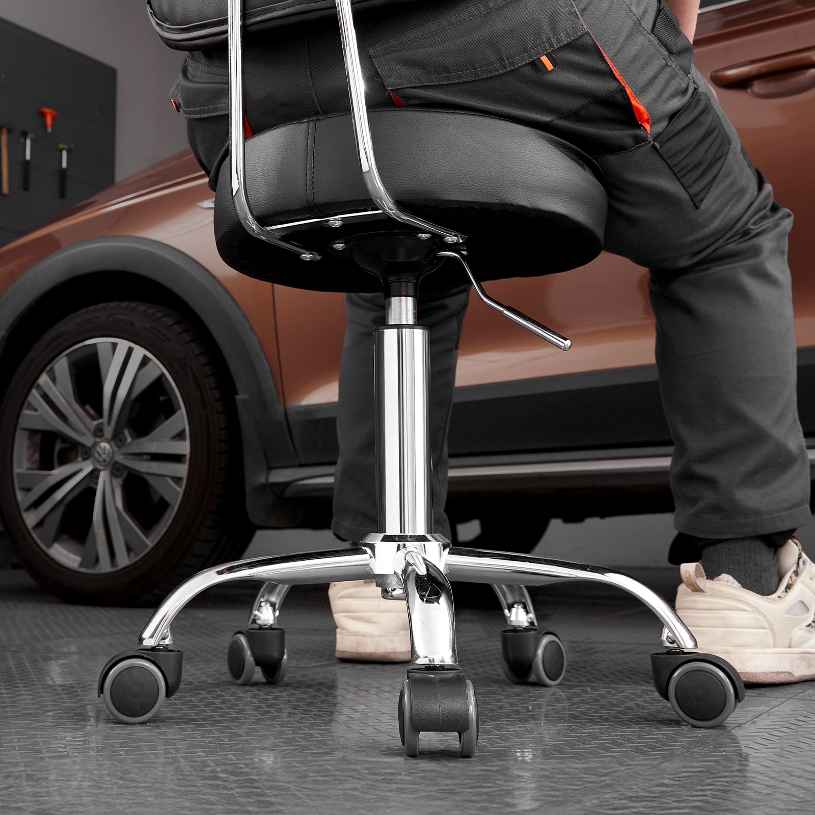 VEVOR Werkstatthocker mit Rückenlehne pneumatischer Garagensitz Arbeitshocker (136 kg belastbar) höhenverstellbarer (74-90 cm) 360° drehbarer gepolsterter Werkstattsitz für Werkstatt Autoreparatur