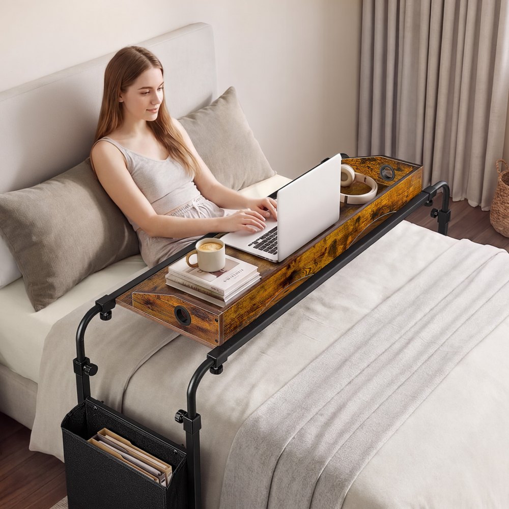 VEVOR Betttisch mit Rollen 1060x360 mm Nachttisch Laptoptisch Pflegetisch, für Schlafzimmer Wohnzimmer Homeoffice, Höhen- & Längenverstellbar, Beistelltisch mit Seitlicher Ablagetasche & Erhöhtem Rand