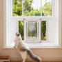 VEVOR Katzenklappe Katzentür Anpassbar an Fensterbreiten (584-711 mm), Wetterfeste Haustiertür mit 4 sicheren Verriegelungsmodi & Aluminiumrahmen & Hochtransparentem Glas & Magnetverschluss, Weiß