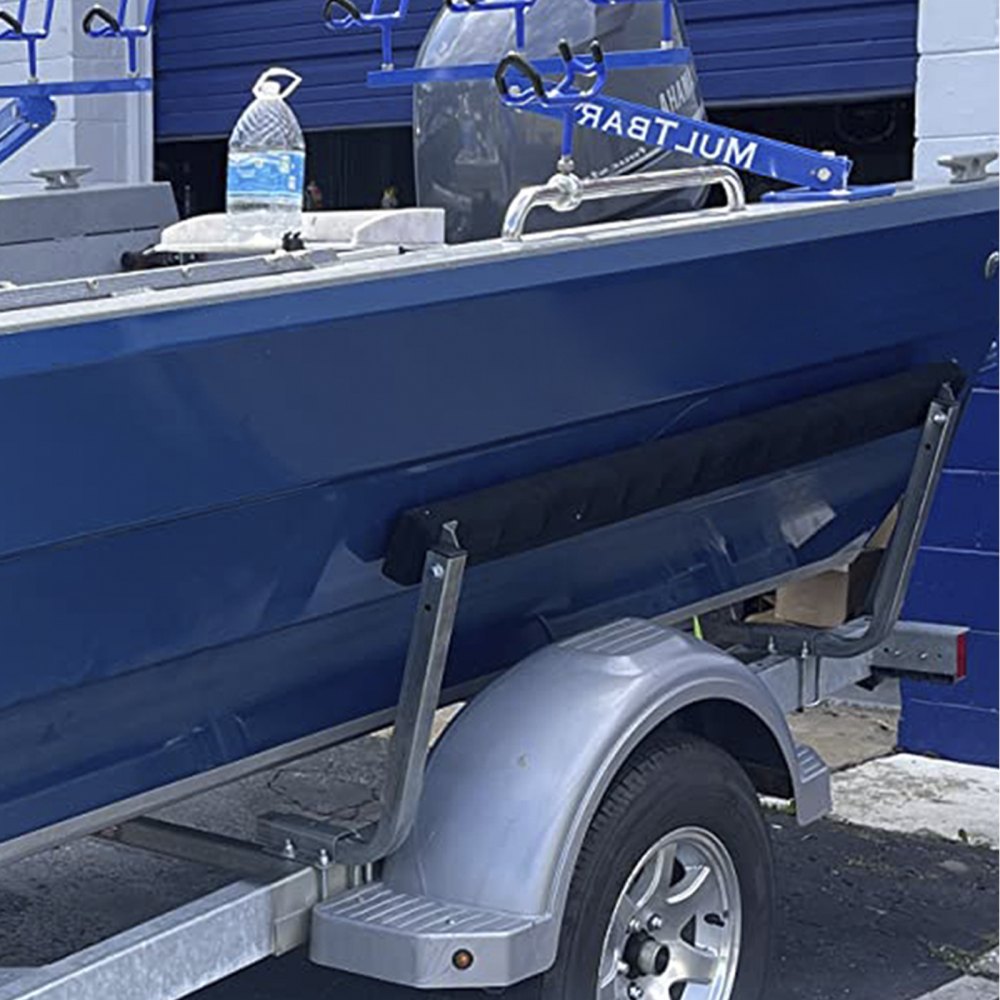 blaues Boot auf einem Anhänger, ausgestattet mit VEVOR-Bootsanhänger-Führungen auf einem Parkplatz.
