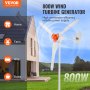 VEVOR-Windturbinengenerator in einem Hinterhof neben einem Haus an einem sonnigen Tag mit Symbolen für Haus, Bauernhof, Wohnmobil, Boot.