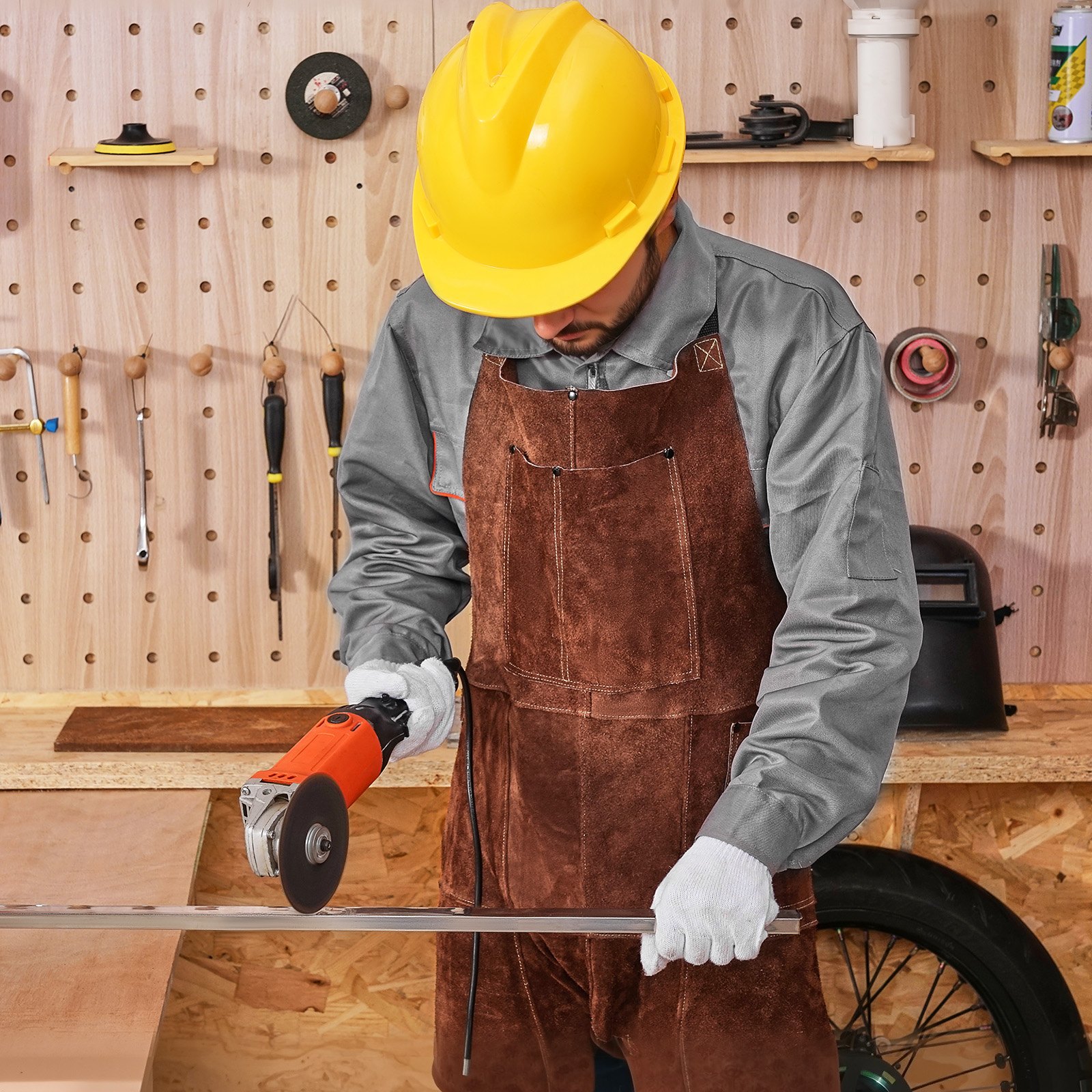 VEVOR Leder-Schweißerschürze mit geteiltem Bein, Latzschürze 610x1067 mm, Arbeitsschürze aus Rindsleder, Sicherheitsschürze mit 3 Taschen für Holz-, Garten-, Schmiedearbeiten, Größe M