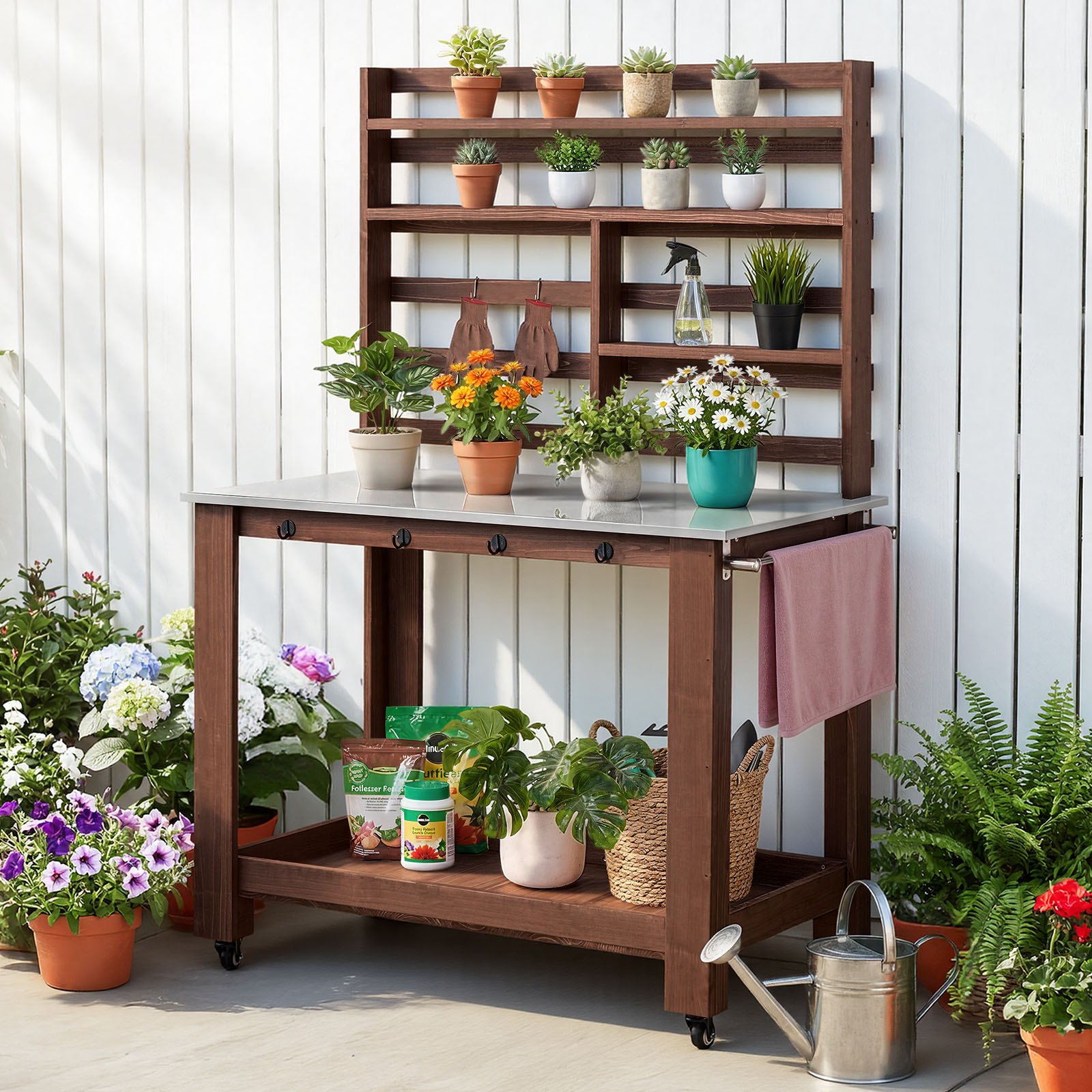 VEVOR Pflanztisch, Gärtnertisch, Gartenarbeitstisch mit Edelstahl-Tischplatte, Ablageflächen, 4 Rollen, Haken, Blumentisch, Umtopftisch für Terrasse und Garten, Braun, Regalstil 1150x660x1695 mm