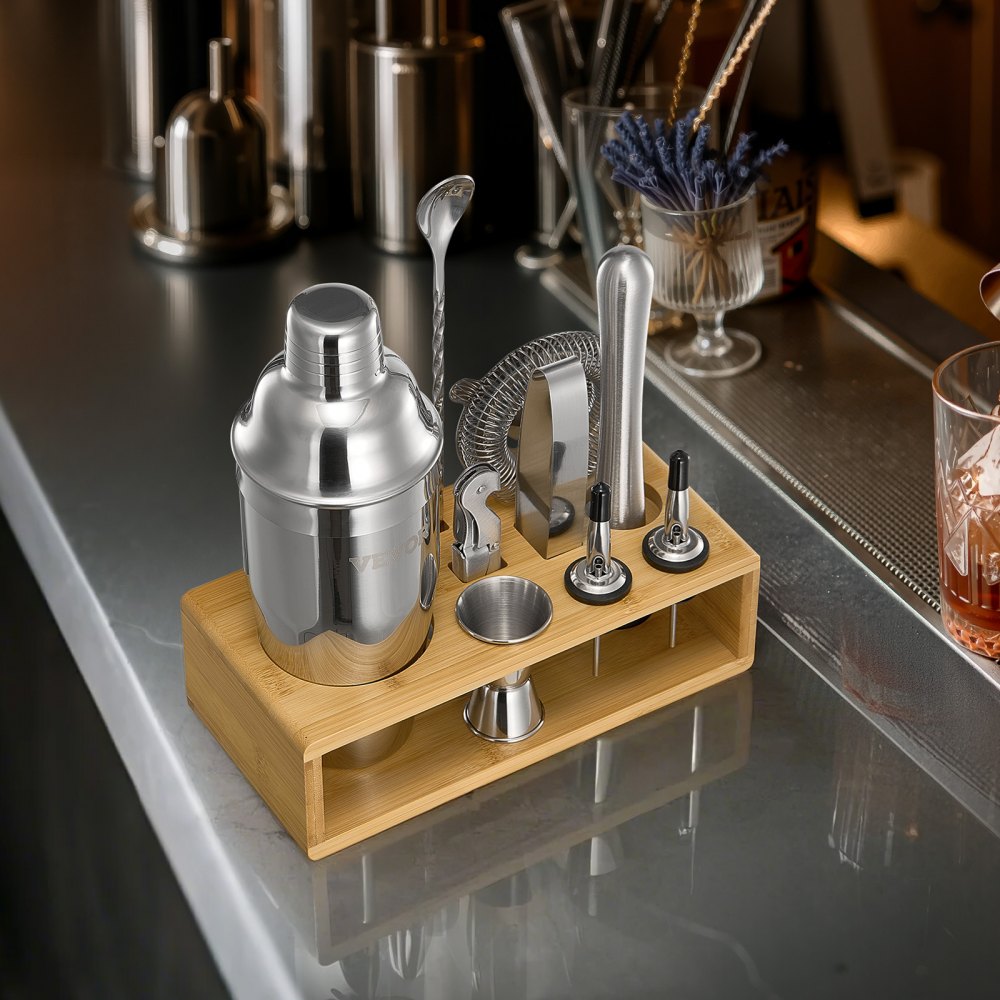 VEVOR Cocktail Shaker Set, 10-teiliges Bar-Werkzeugset aus Edelstahl mit Bambusständer, Martini-Barkeeper-Set| Mixerlöffel Stößel Messbecher Sieb Schnapsausgießer Eiszange Korkenzieher, Silber