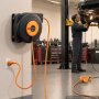 VEVOR Kabeltrommel 20 m 3000 W Automatischer Kabelaufroller 16 AWG/3-adrig, zur Decken-/Wandmontage, 3 Steckdosen, 56 °C Überhitzungsschutz, Beleuchtete Dreifachsteckdose, mit 180°-Schwenkhalterung