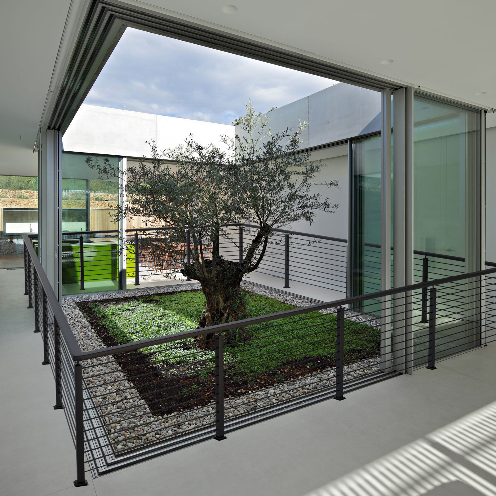 VEVOR Kabelgeländerpfosten, 107x2,54x5 cm Stahl-Geländerpfosten mit horizontalen Löchern, 13 vorgebohrte Löcher, SUS304 Edelstahl-Pfosten mit gebogener Halterung, schwarz, LGZH106.72.55CQ93V0