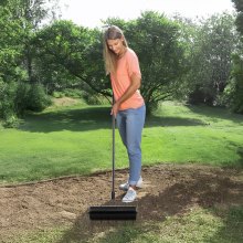 VEVOR Aerifizierer, 525x235x1560 mm, Rasenlüfter Walze, Rasenbelüfter mit abnehmbarem Griff und 33 Eisenspikes, Vertikutierer für verdichtete Böden und Rasenflächen im Garten, Terrasse, Hof, Schwarz