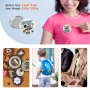 Knopfbeispiele, die mit VEVOR-Knopfmacherteilen hergestellt wurden, darunter Rucksack-, Kleidungs- und Zierknöpfe.