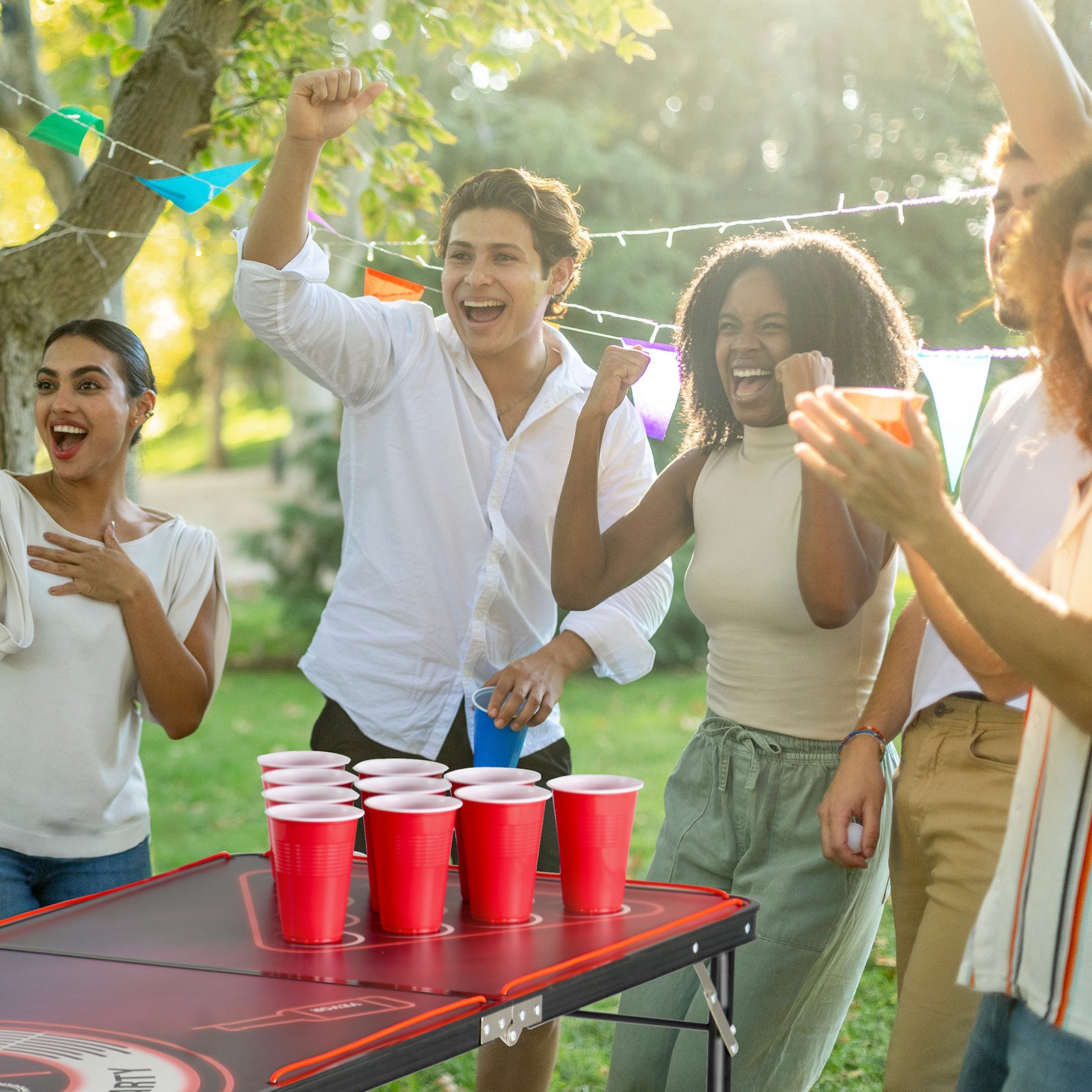 VEVOR tragbarer Beer Pong Tisch (240 x 60 x 52/70 cm), Beerpong Tisch mit Tragegriffen & 6 Pong-Bällen & LED-Beleuchtung, hoheneinstellbarer Heckklappentisch für Büro Reisen Camping