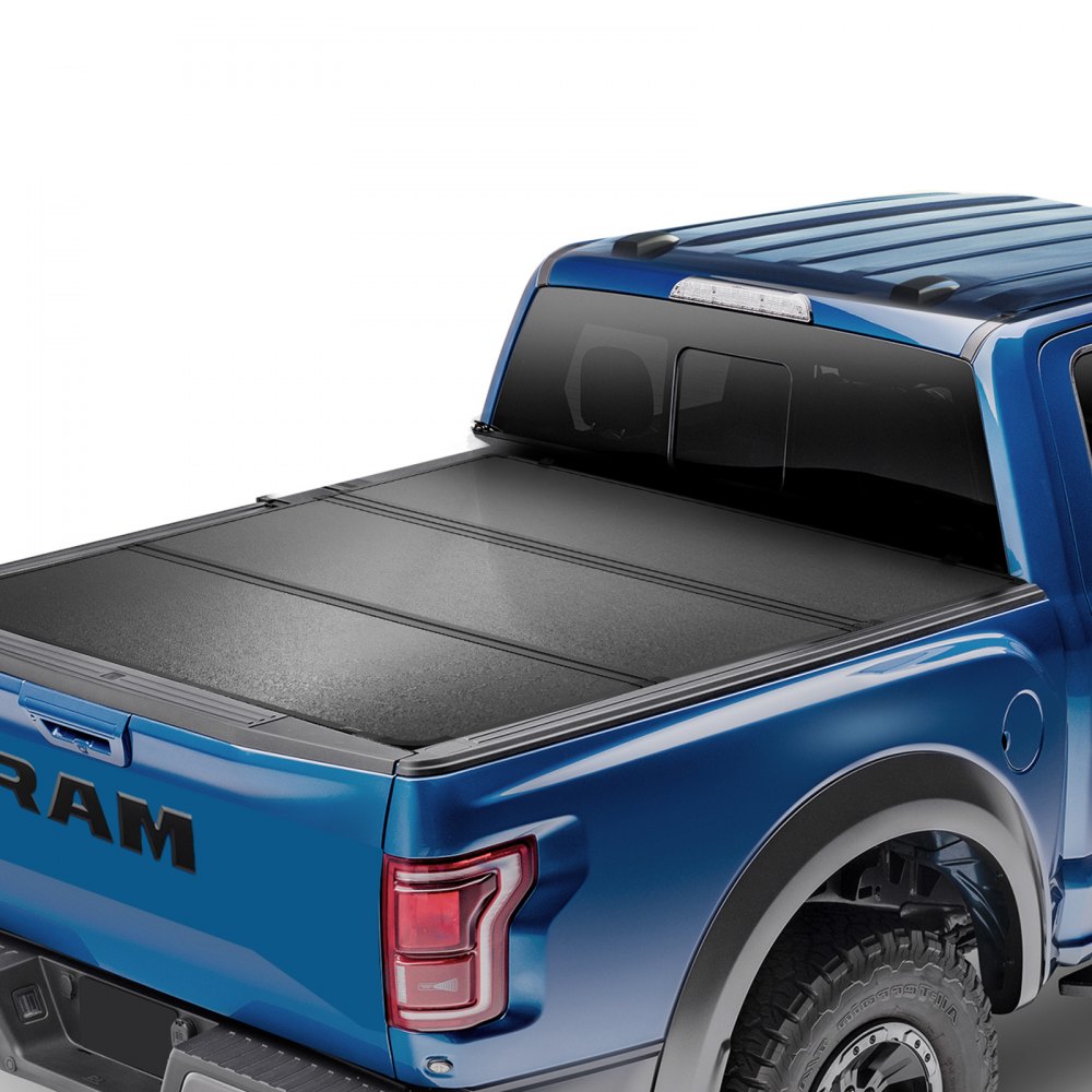 Blauer Ram-Truck mit installierter dreifach gefalteter Ladeflächenabdeckung von VEVOR, die eine elegante und sichere Passform bietet.