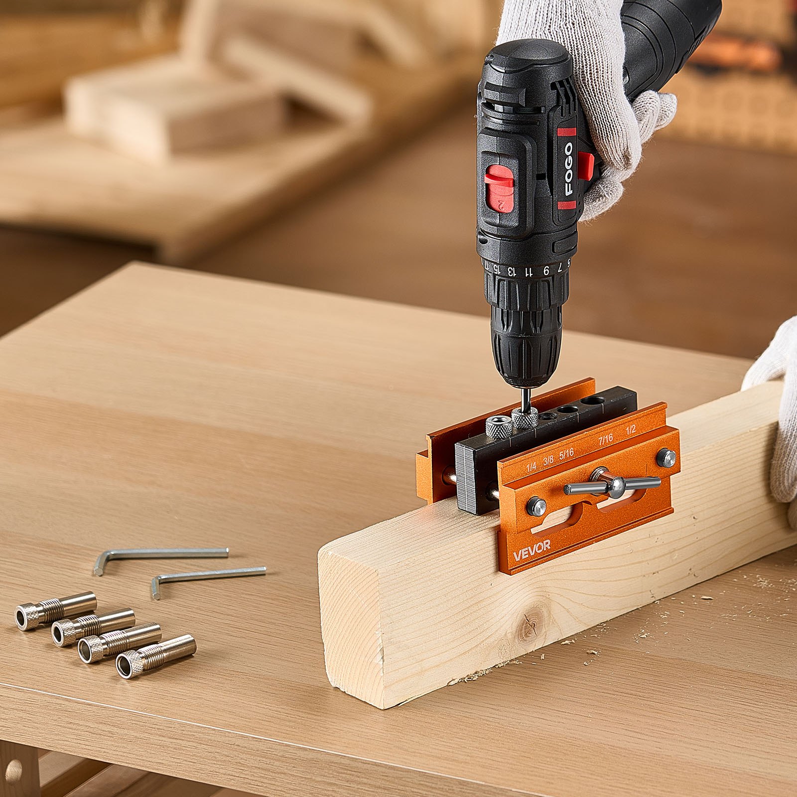 VEVOR Bohrschablone Set selbstzentrierende Dübelbohrlehre für gerade Löcher Holzbearbeitungswerkzeuge mit 6 Bohrführungsbuchsen, einstellbare Breite für Holzbearbeitung Bohren Markieren