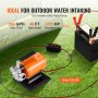 orange VEVOR-Wassertransferpumpe auf Gras, mit Batterie und Kabeln, 360 gph max. Durchfluss, 46 ft max. Förderhöhe.
