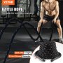 Mann verwendet in einem Fitnessstudio ein VEVOR-Battle-Rope und demonstriert dessen Länge und Durchmesser für Langzeittraining.