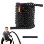 Mann verwendet zum Training ein schwarzes VEVOR-Battle-Rope mit gelben Akzenten; abgebildet sind aufgerolltes Seil und Riemen.