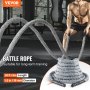 Mann verwendet in einem Fitnessstudio ein VEVOR-Battle-Rope für Langzeittraining, 30 Fuß Länge, 1,5 Zoll Durchmesser.