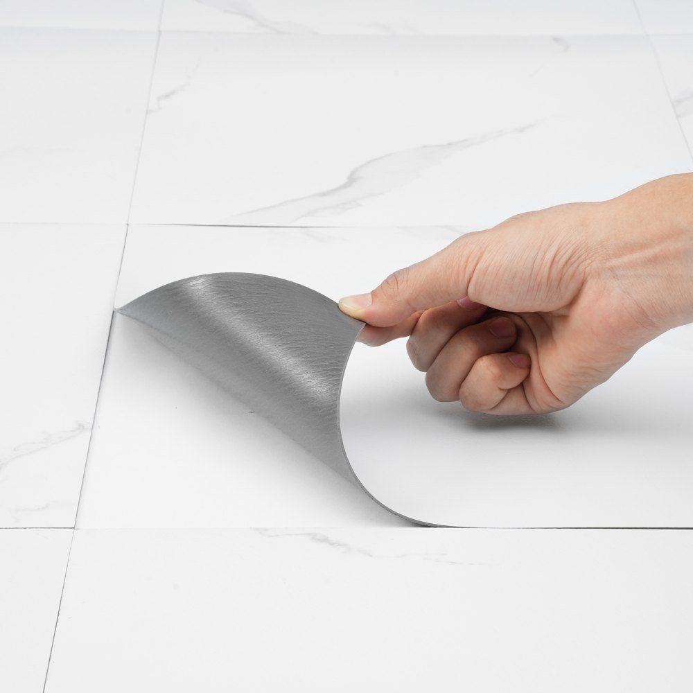 VEVOR Selbstklebende Vinyl-Bodenfliesen, 30,5 x 30,5 cm, 50 Stk., 1,5 mm dick, zum Abziehen und Aufkleben, weiße Marmorstruktur, DIY-Bodenbelag für Küche, Esszimmer, Schlafzimmer und Badezimmer