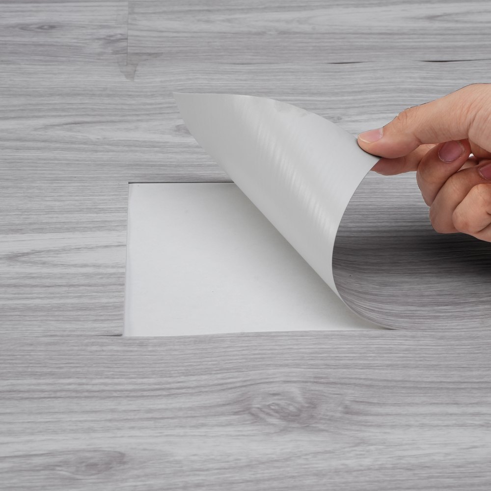 VEVOR Selbstklebende Vinyl-Bodenfliesen, 91,4 x 15,2 cm, 20 Stk., 0,62 mm dick, abziehen und aufkleben, hellgraue Holzmaserung, DIY-Bodenbelag für Küche, Esszimmer, Schlafzimmer und Badezimmer