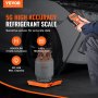 Báscula de refrigerante VEVOR con pantalla portátil, alta precisión y capacidad de 220 libras al lado de un automóvil.