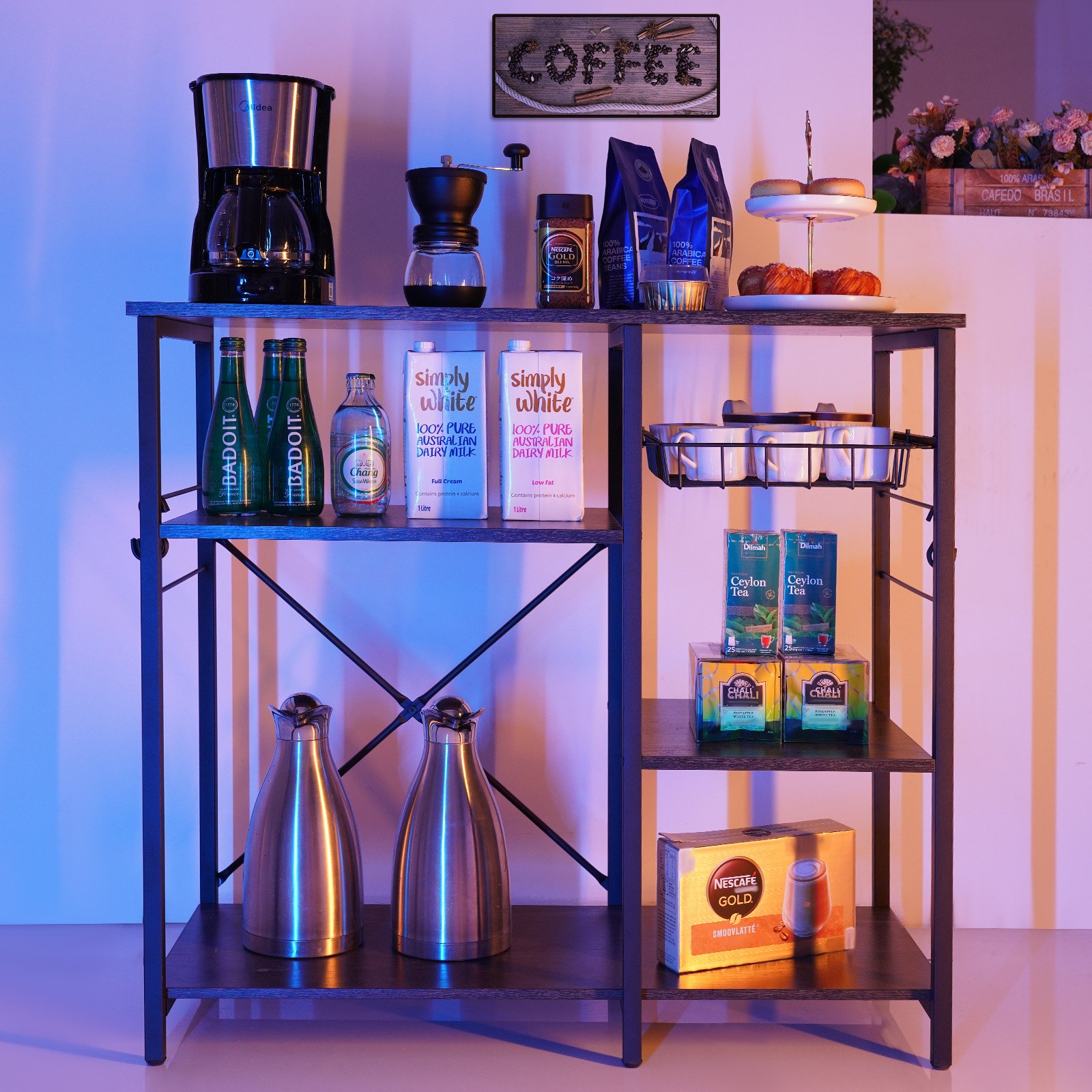 Estantería de cocina VEVOR con cafetera, botellas, cartones de leche, cajas de té y pasteles.