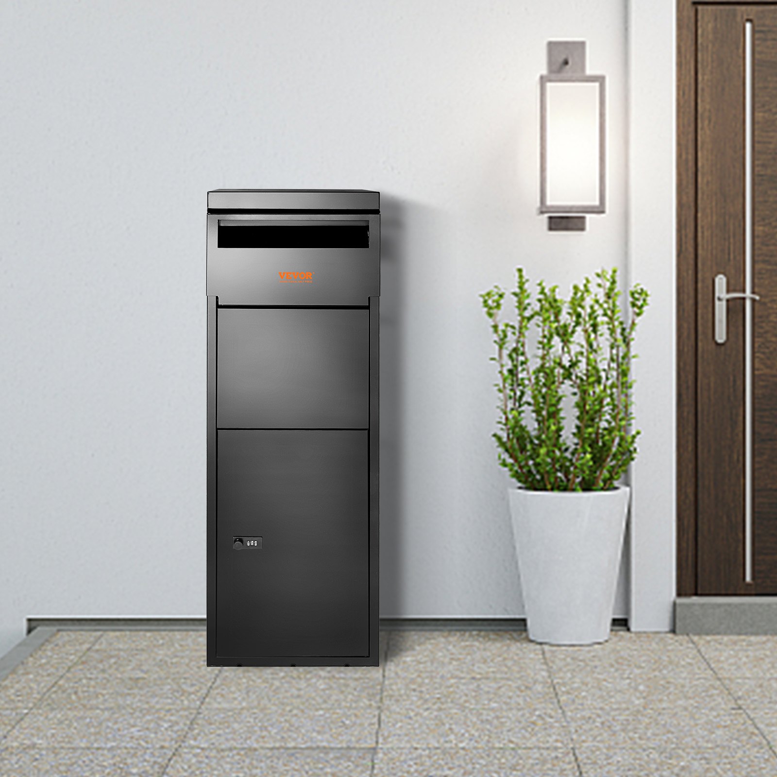 Caja de entrega de paquetes VEVOR instalada junto a una puerta de entrada moderna con planta en maceta y lámpara de pared.
