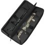 Bolsa táctica VEVOR abierta con rifles negros y tostados asegurados en el interior, que muestra compartimentos de almacenamiento.