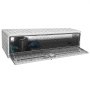 Caja para camión debajo de la carrocería VEVOR con puerta abierta, que revela herramientas y espacio de almacenamiento dentro de la caja de metal con diseño de diamantes.