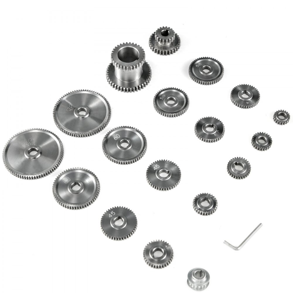 Surtido de engranajes de mini torno VEVOR y llave hexagonal pequeña sobre fondo blanco.