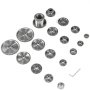Surtido de engranajes de mini torno VEVOR y llave hexagonal pequeña sobre fondo blanco.
