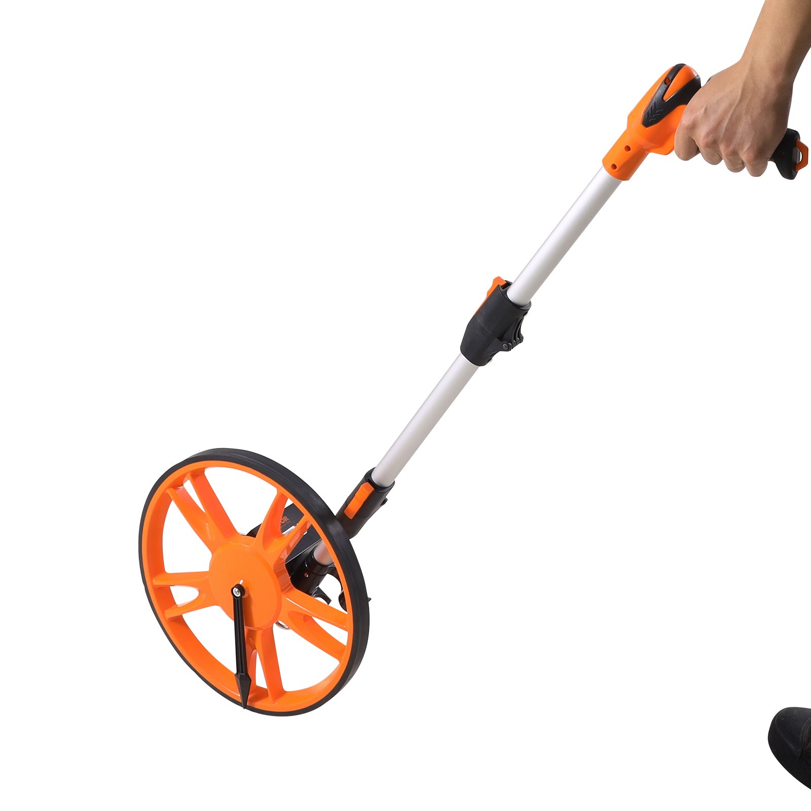 mano sosteniendo una rueda de medición VEVOR naranja y negra con mango extensible.
