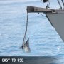 Barco con ancla de barco VEVOR siendo bajada al agua, fondo de mar azul.