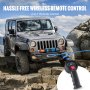 SUV equipado con cabrestante eléctrico VEVOR que demuestra control remoto inalámbrico en terreno rocoso.