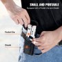 Persona que sujeta unos alicates multiherramienta VEVOR con clip de bolsillo y funda a su cinturón.