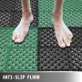 Pies sobre baldosas entrelazadas húmedas de VEVOR con superficie antideslizante en verde y negro.