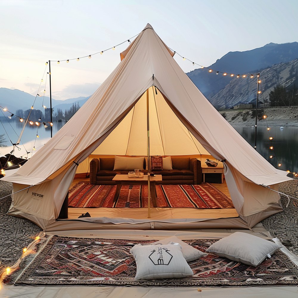 Tienda de campaña glamping de lona VEVOR junto a un lago, equipada con cómodos asientos, alfombras y rodeada de luces de cadena.