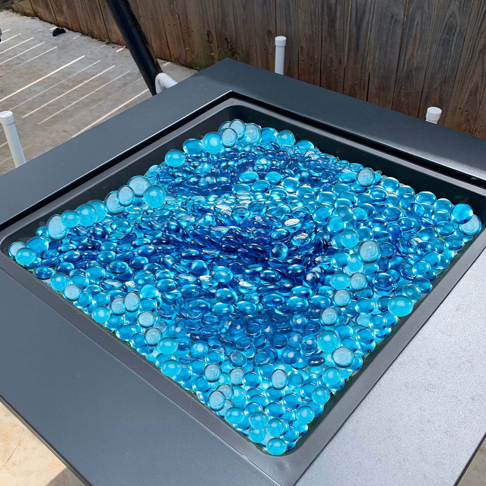 VEVOR Fire Glass, 20 lbs / 9.0 kg High-Temperature Resistant Fireplace Rocks, 3/4-Inch / 19.05 mm Reflective Firepit Glass Beads, High Luster Stone Landscaping for Fire Pit Table, Caribbean Blue