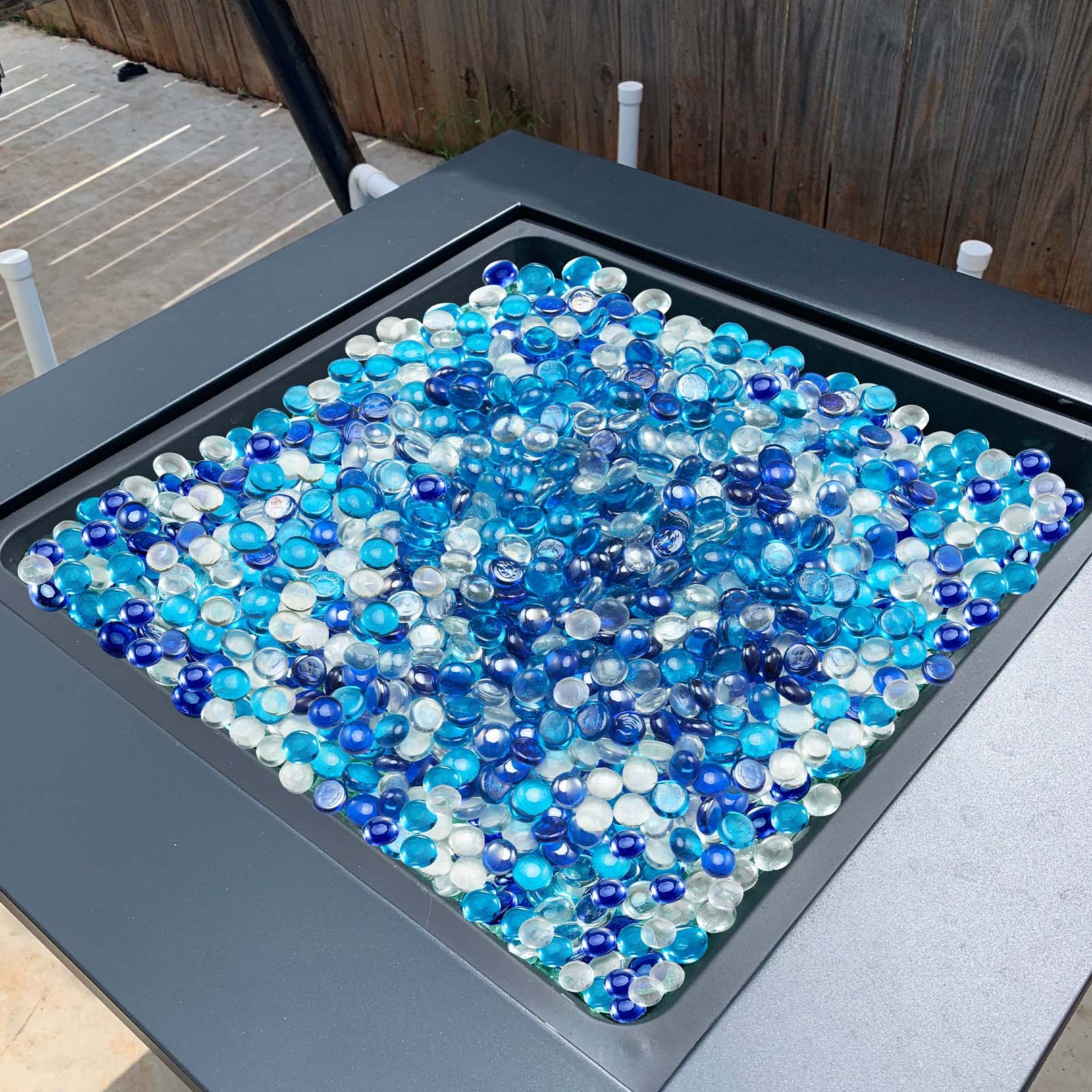 VEVOR Piedras de Vidrio para Chimenea, 4,5 kg, sin Humo, con Cuentas Reflectantes de 19,05 mm, para Mesa de Fogata, Diseño de Piedra de Alto Brillo, Azul Cobalto, Azul Caribeño y Transparente
