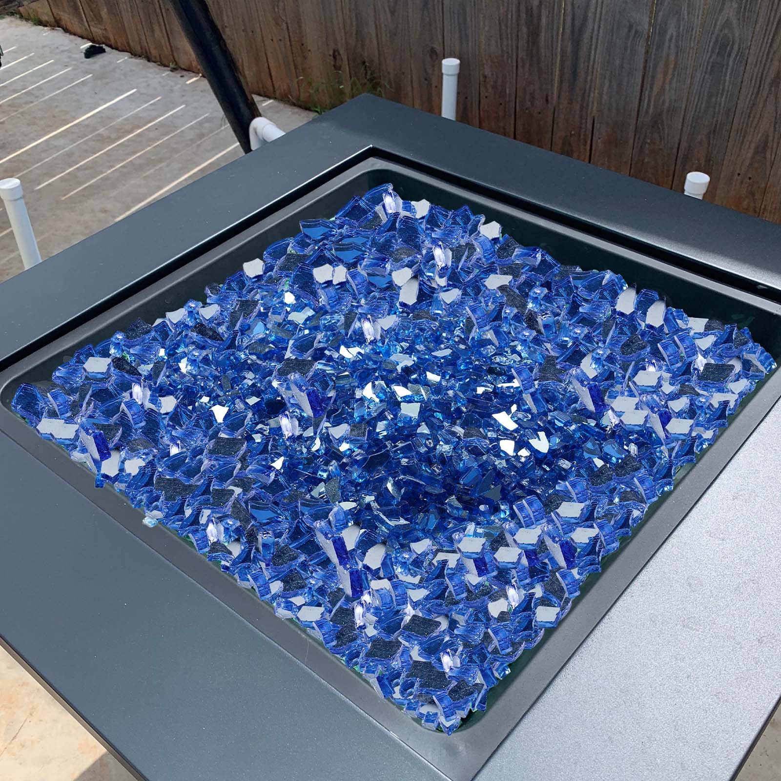 VEVOR Fire Glass, 10LBS / 4.5KG High-Temperature Resistant Fireplace Rocks, 1/4-Inch / 6.35 mm Reflective & Smokeless Firepit Glass Rock, High Luster Stone Landscaping for Fire Pit Table, Cobalt Blue