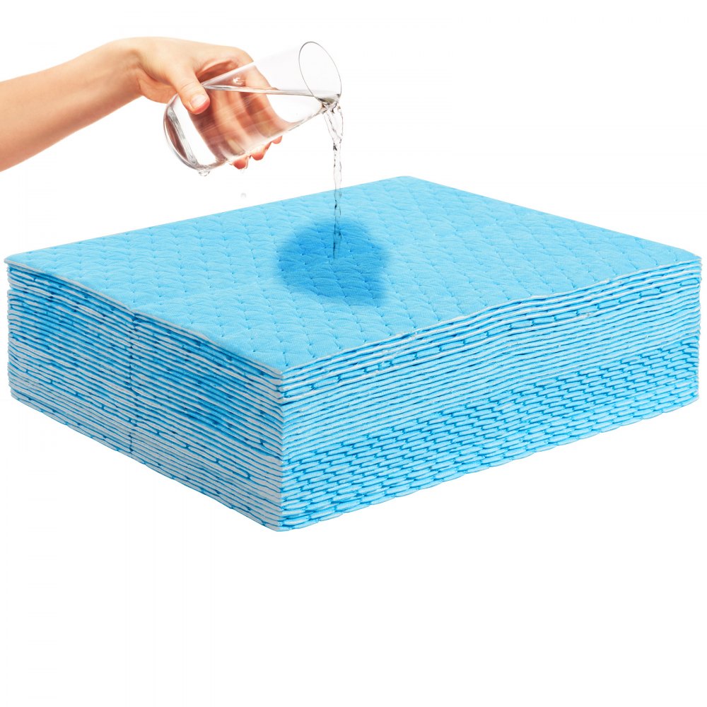 mano vertiendo agua sobre una pila de almohadillas absorbentes VEVOR azules, mostrando su capacidad de absorción.