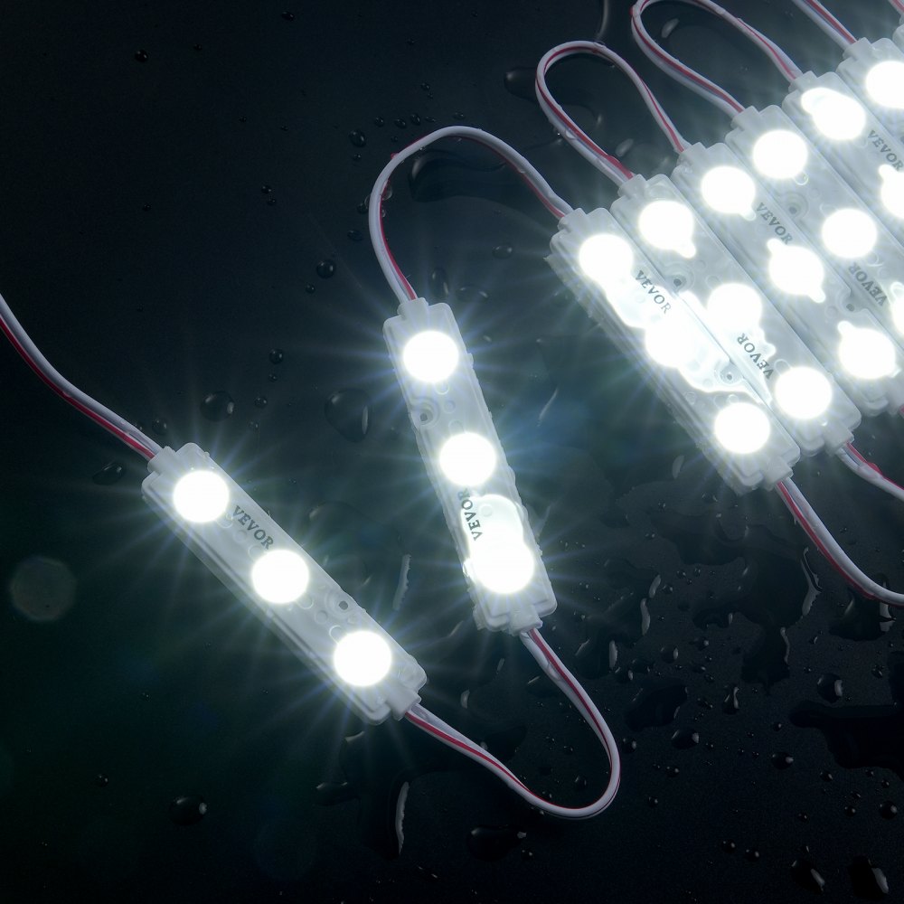 Las luces LED para escaparates VEVOR muestran una iluminación brillante sobre una superficie oscura y húmeda.