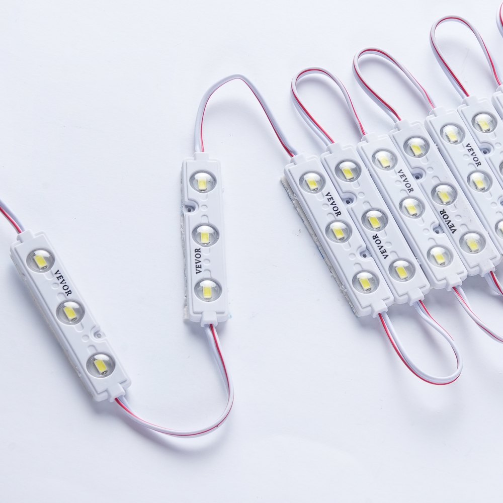 Luces de escaparate LED VEVOR sobre un fondo blanco con cableado conectado.
