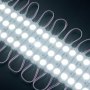 Luces LED de escaparate VEVOR dispuestas en filas con conectores con cables blancos sobre un fondo oscuro.
