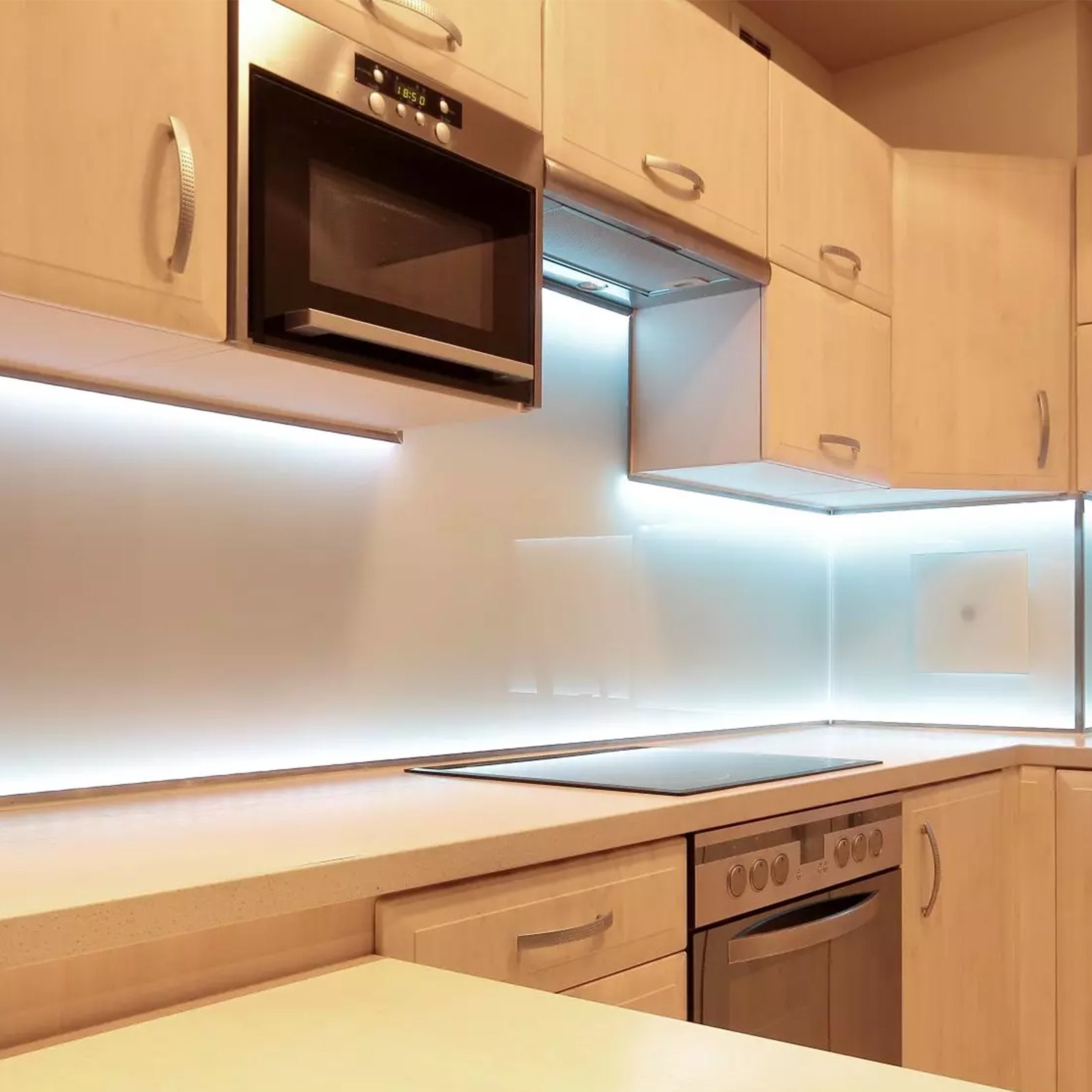 Cocina moderna con gabinetes de madera clara, electrodomésticos de acero inoxidable y luces LED VEVOR en el escaparate.