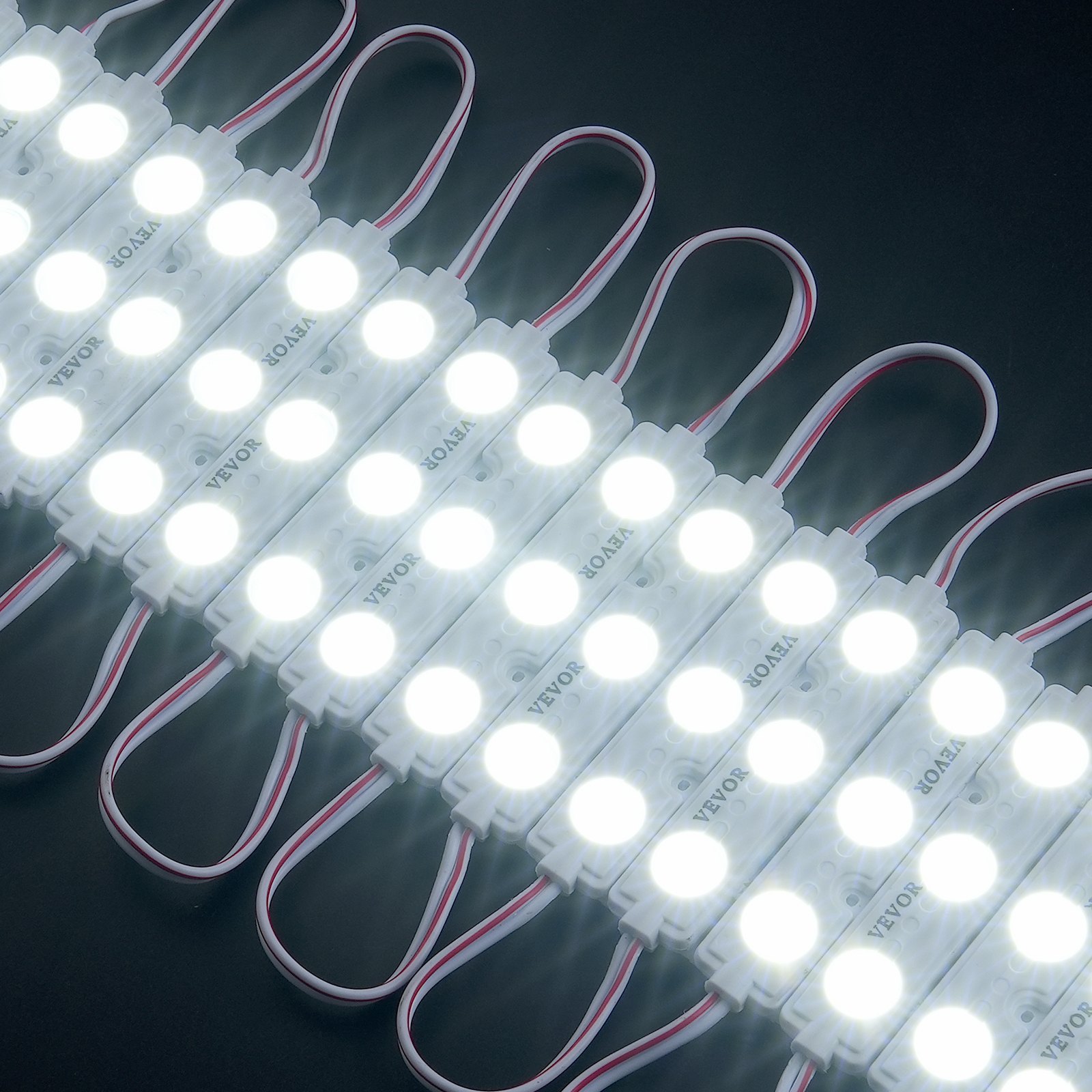 Luces LED de escaparate VEVOR dispuestas en filas con conectores con cables blancos sobre un fondo oscuro.