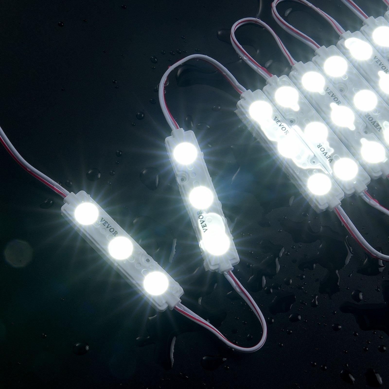 Las luces LED para escaparates VEVOR muestran una iluminación brillante sobre una superficie oscura y húmeda.