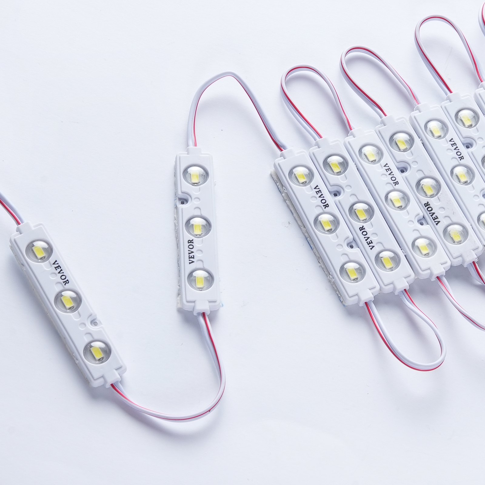 Luces de escaparate LED VEVOR sobre un fondo blanco con cableado conectado.