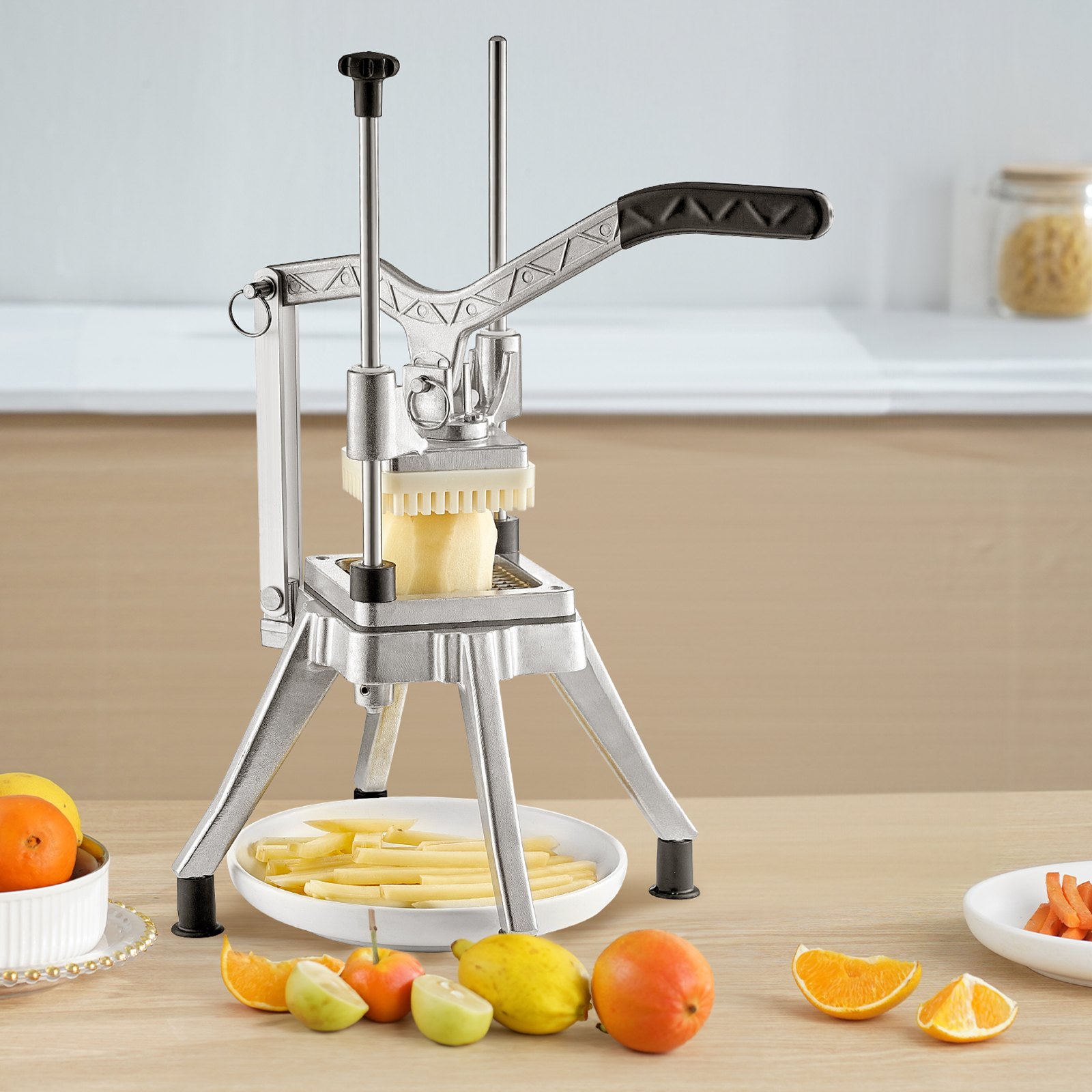 Picadora de frutas y verduras VEVOR en una encimera de cocina con frutas picadas y enteras alrededor.