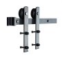 Kit de herrajes para puertas corredizas de granero VEVOR en color negro con rodillos dobles y riel montado en la pared.