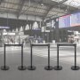 VEVOR Postes para Control de Multitudes 6 Piezas Juego de Postes con Cinturón Retráctil Negro de 2 m Barrera de Control de Multitudes con Base de Hormigón y Metal, Montaje de Fácil Conexión