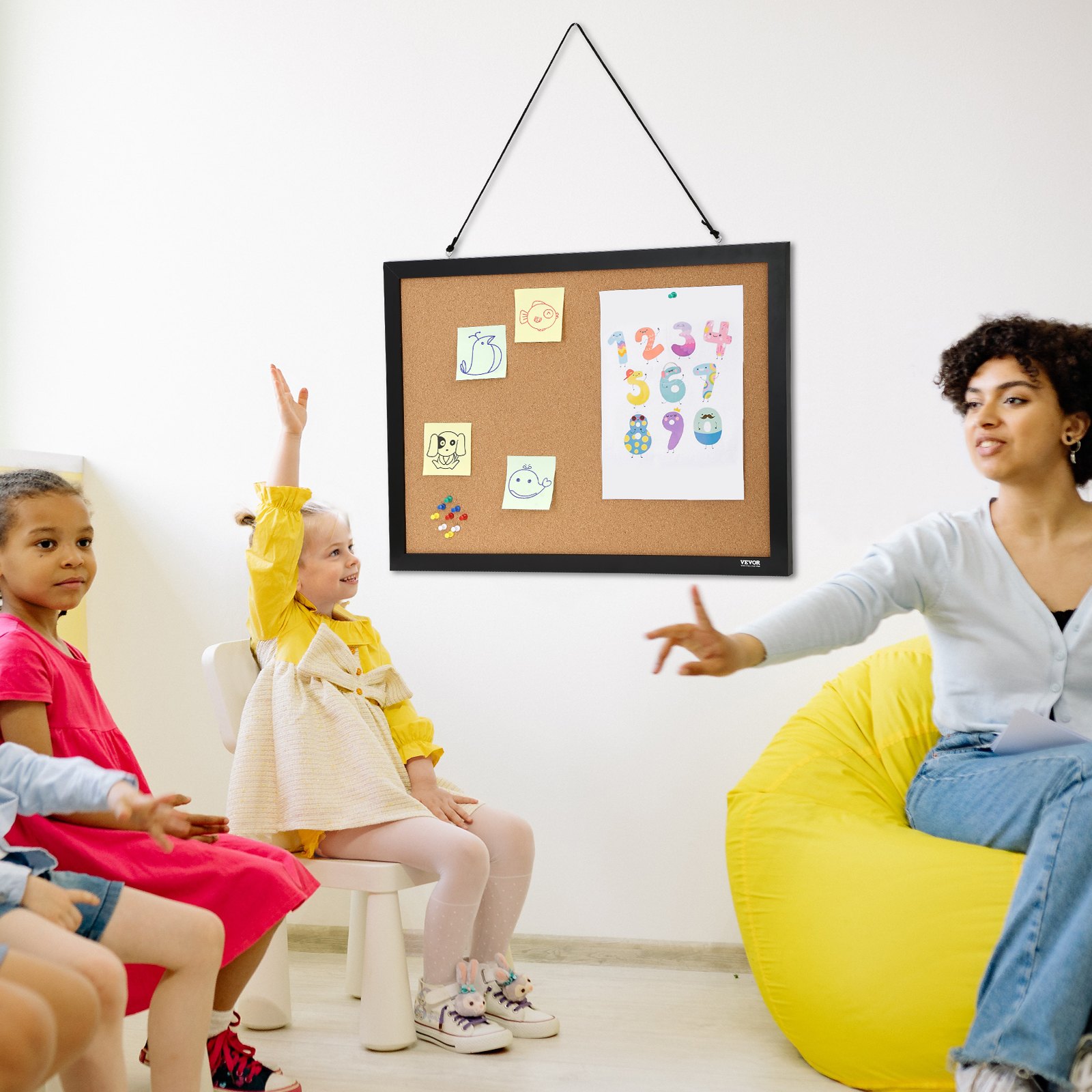 VEVOR Tablero de Corcho 45,7 x 60,9 x 1,8 cm Tablón de Anuncios con Marco de MDF Pegatina Tablero de Visión de Alta Densidad con 10 Chinchetas para Visualización y Decoración en Oficina, Hogar Escuela